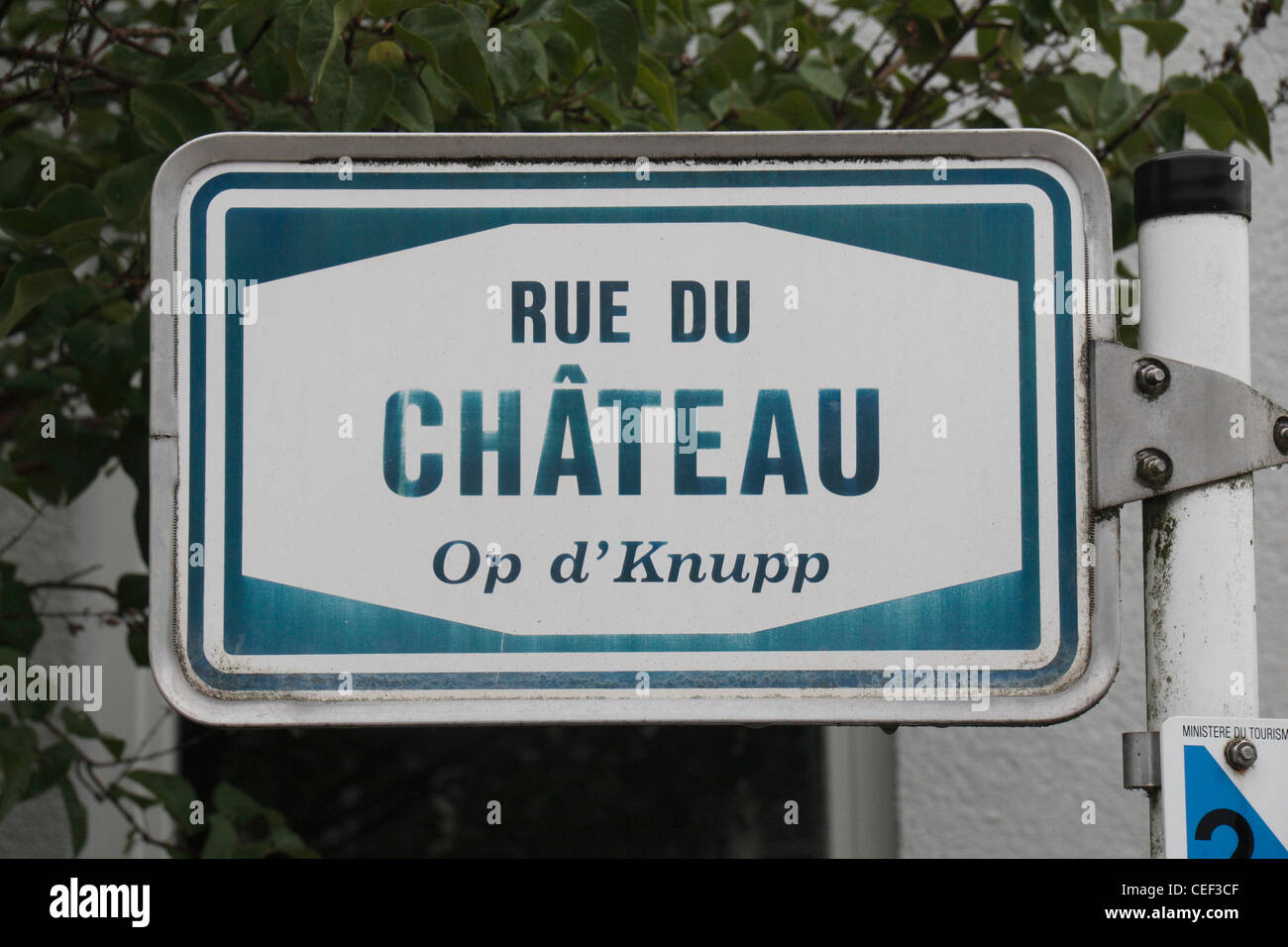 Un cartel con el nombre de la calle típica de Bourglinster, Luxemburgo. Foto de stock