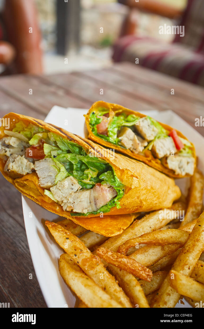 Comida Rápida wrap de pollo con papas fritas Fotografía de stock Alamy