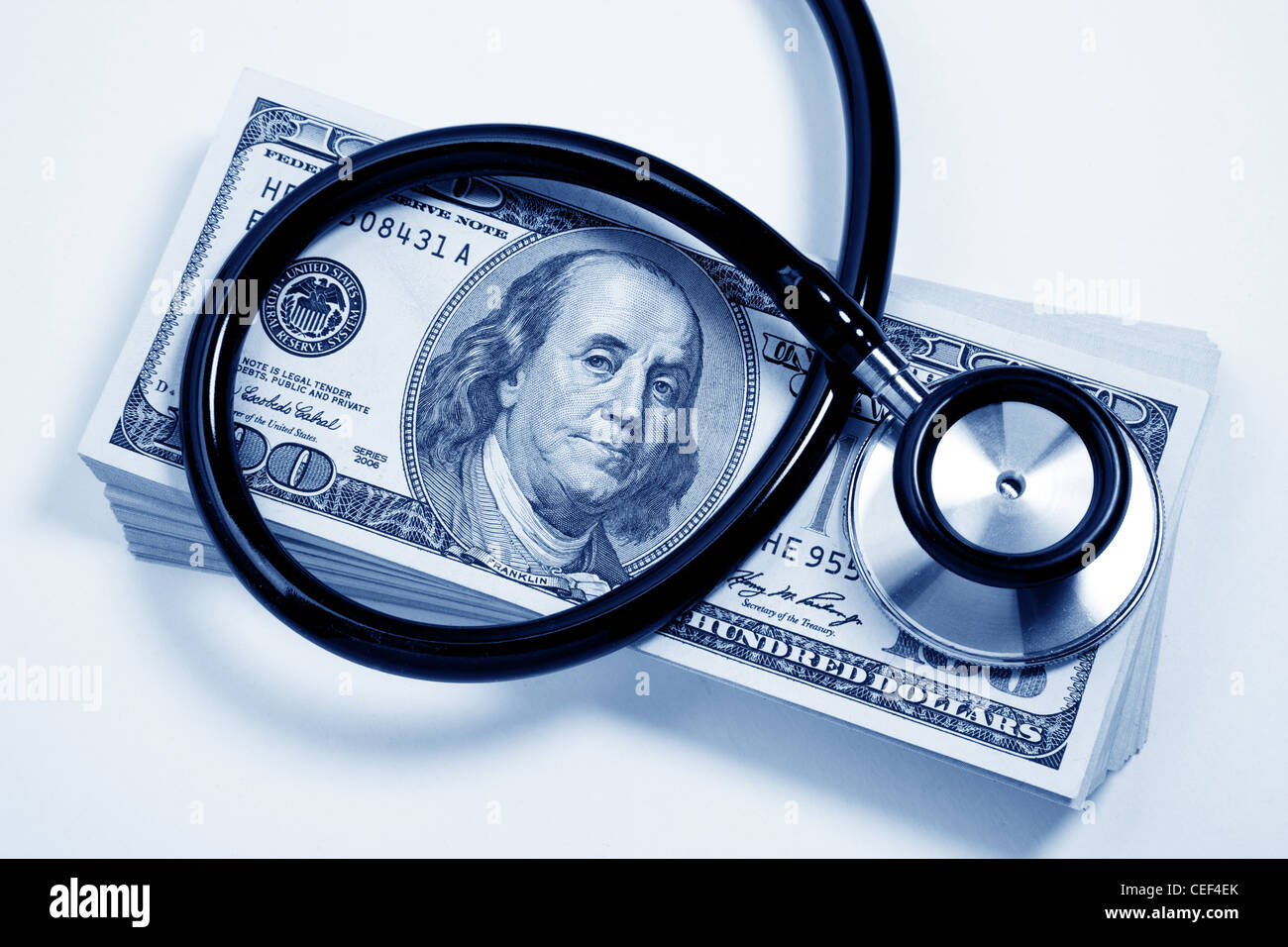 Estetoscopio y dólar, concepto de Salud financiera Foto de stock