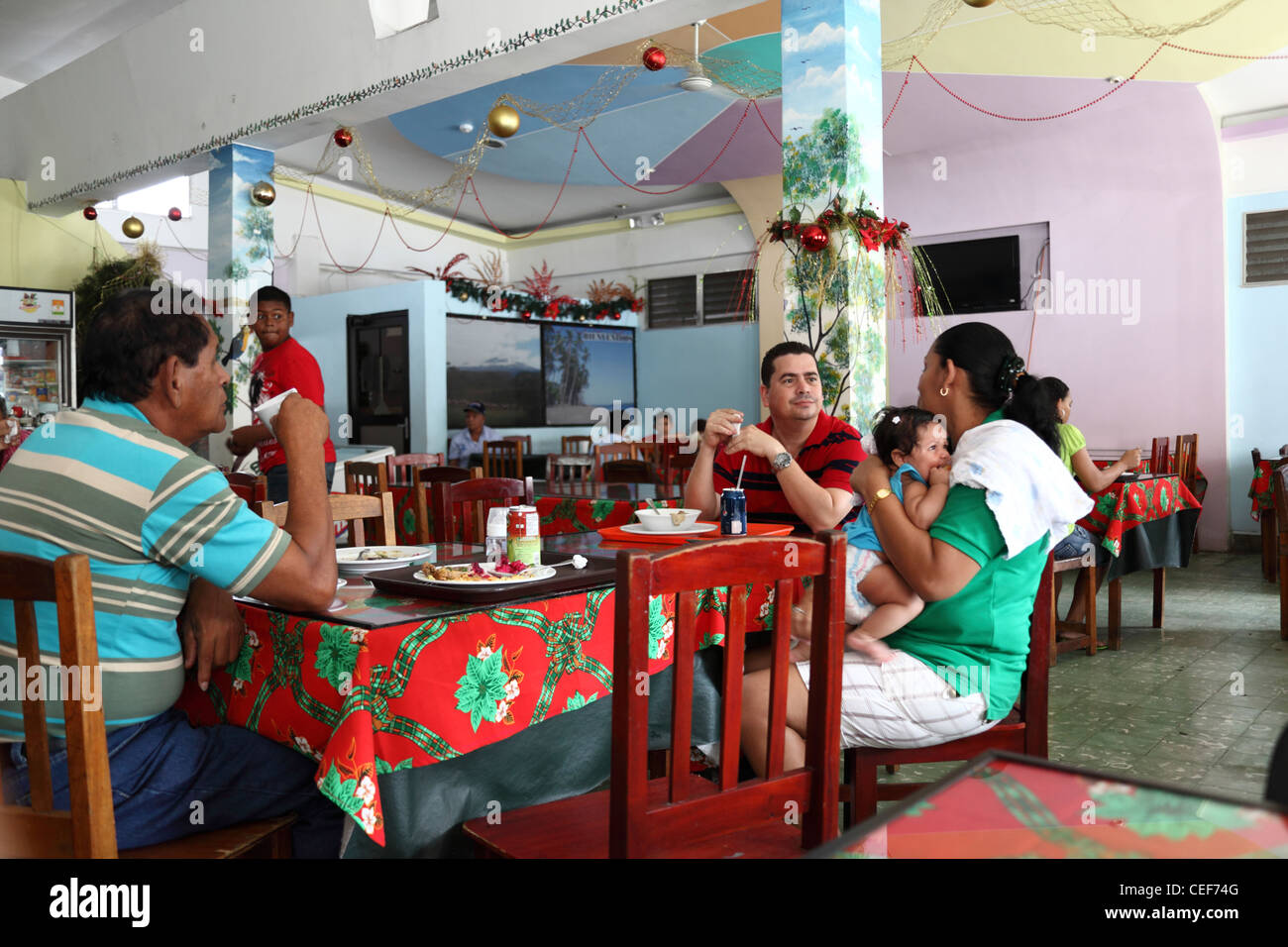 Familia disfrutando de la comida de Navidad en un típico restaurante