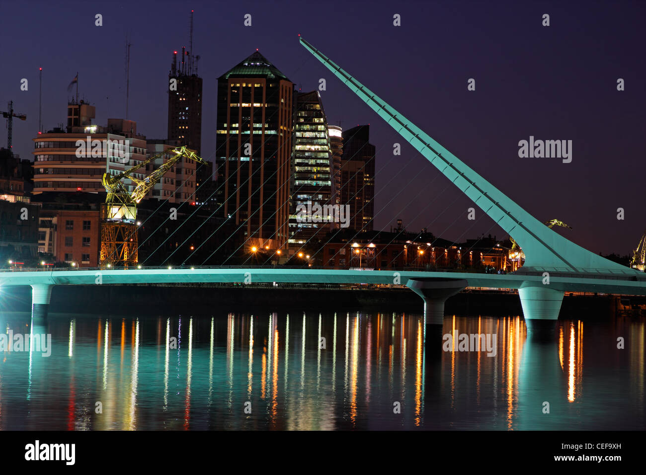 Puente de la Mujer (Puente de la Mujer) por la noche, Buenos Aires, Argentina Foto de stock