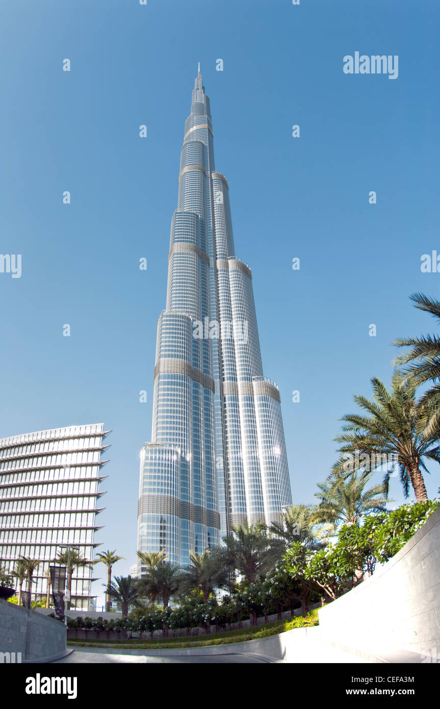 El Burj Khalifa es el edificio más alto del mundo, a 828m. Situado en el centro de Dubai, el Jeque Zayed Road. Foto de stock