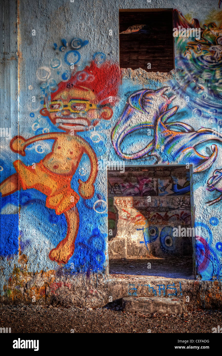Graffiti en una antigua ruina abandonada Foto de stock