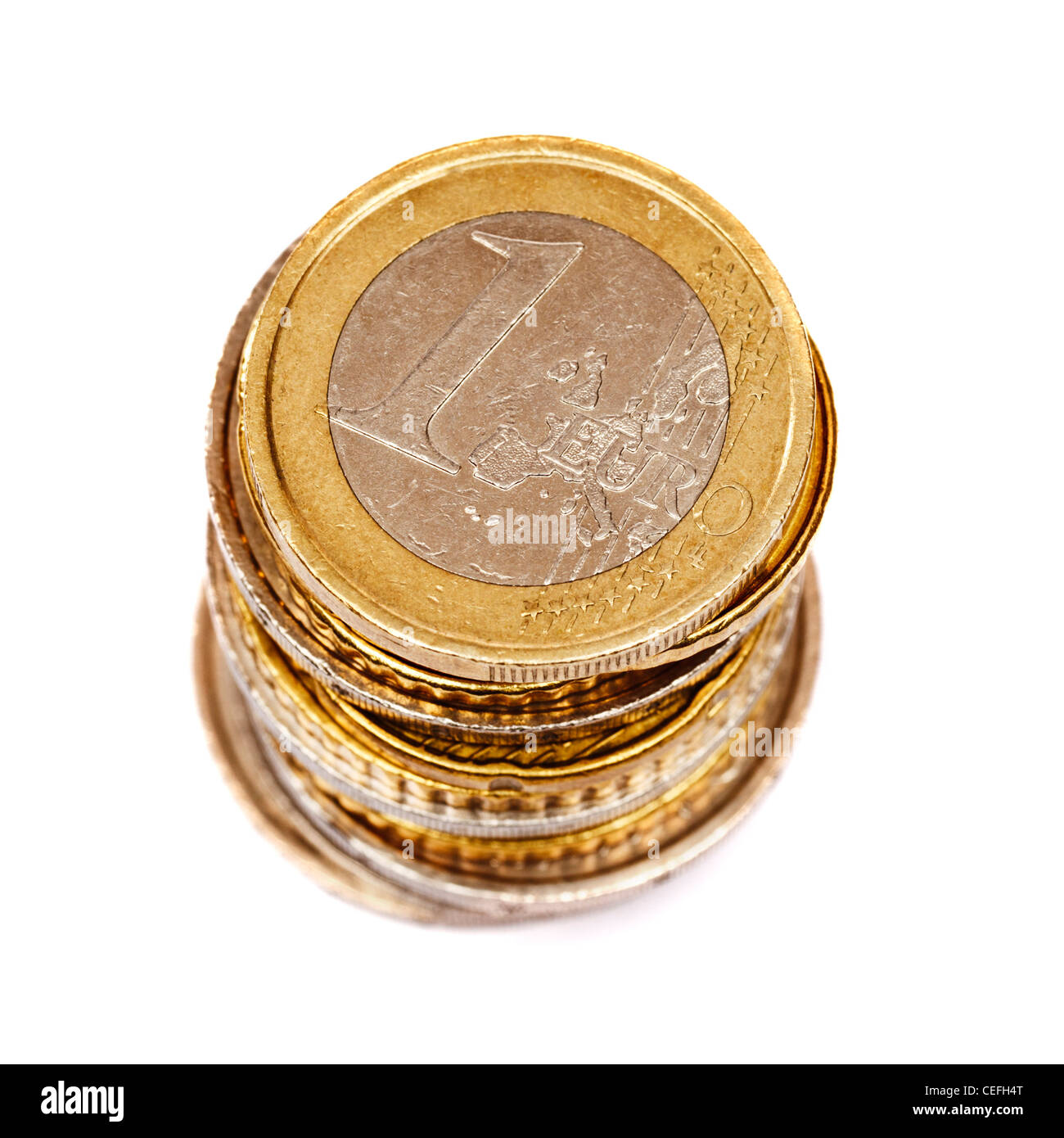 Pila de monedas de euro sobre fondo blanco. Foto de stock