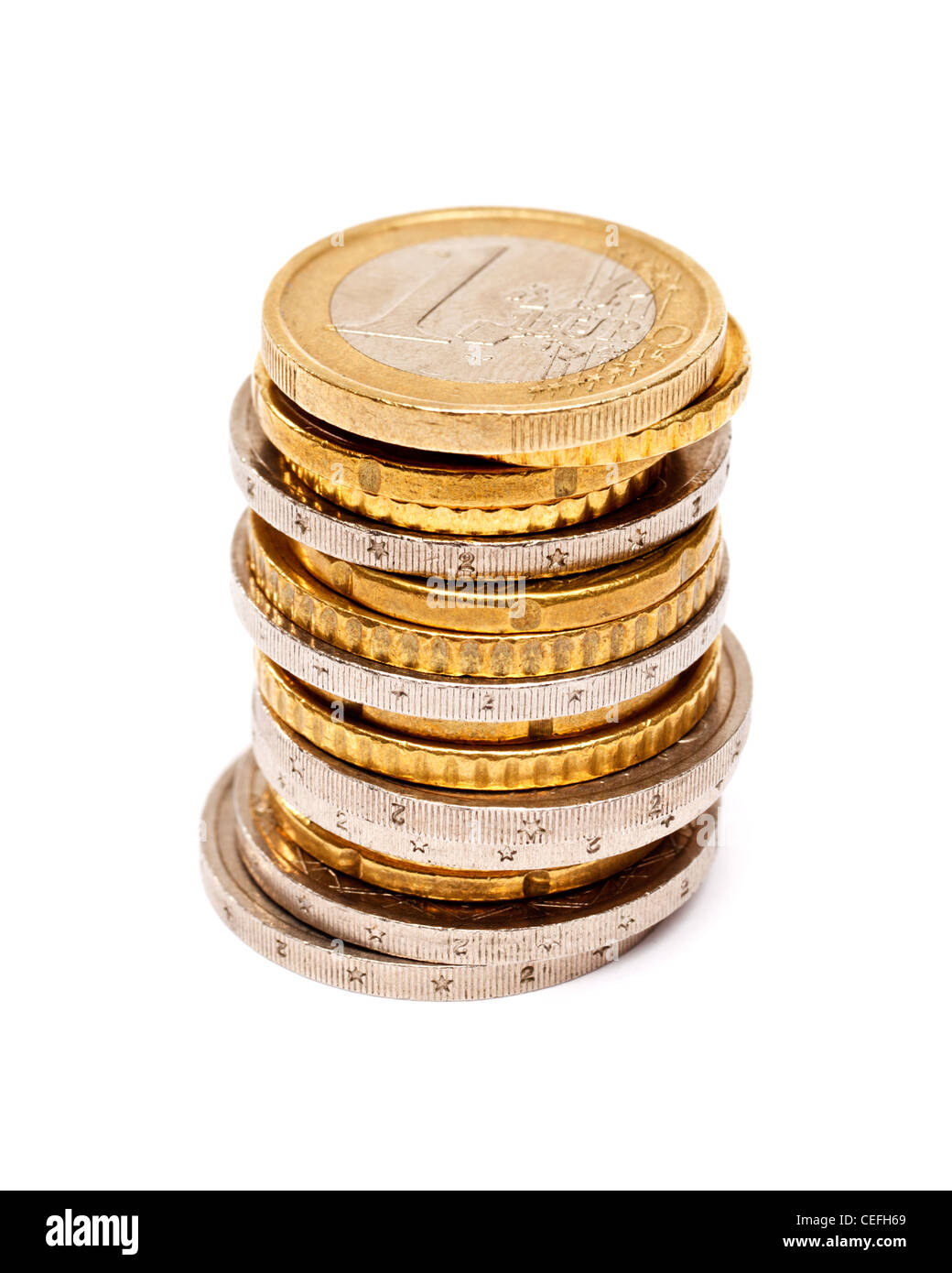 Pila de monedas de euros sobre fondo blanco. Foto de stock