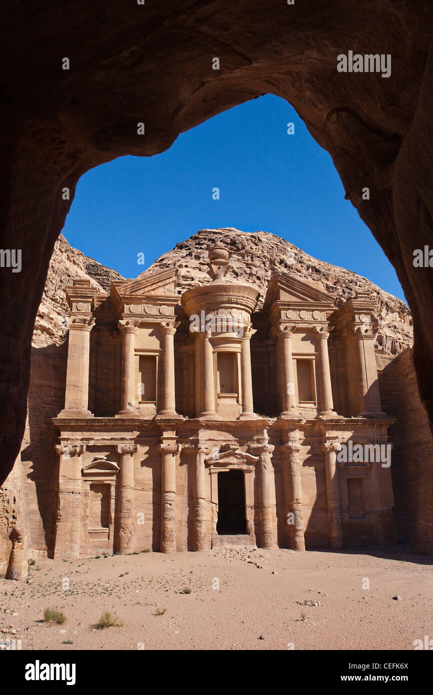 El monasterio de Deir en Petra, Jordania. Foto de stock