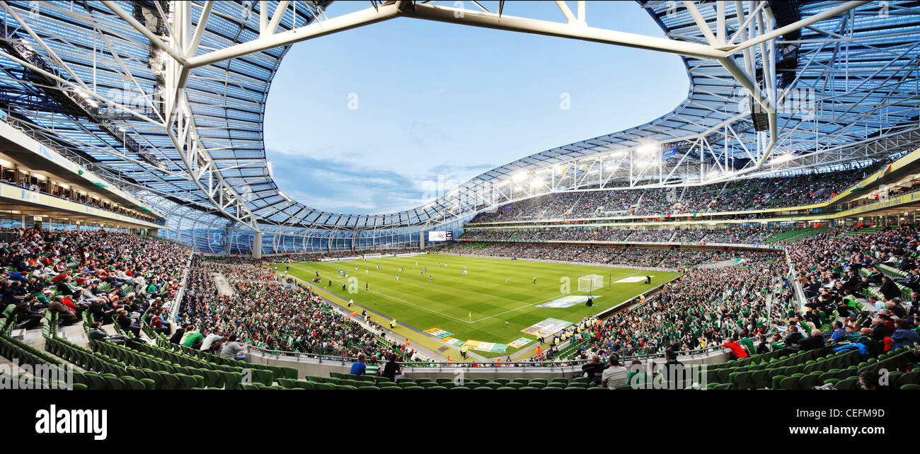 Imagen panorámica del Estadio Aviva, de Dublín, al atardecer durante un fútbol internacional Foto de stock