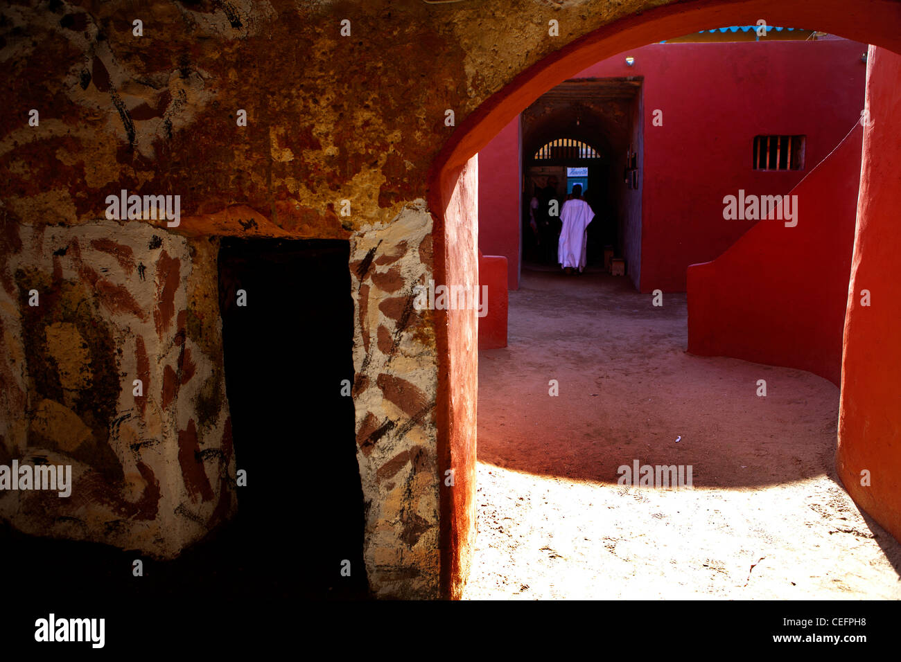 La casa del siglo xviii de esclavos en la isla de Gorée es un destino turístico para mostrar los horrores de la trata de esclavos en el mundo Foto de stock