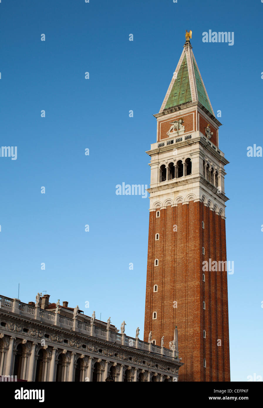 El Campanile campanario en el azul claro del cielo de Venecia, Italia. Foto de stock