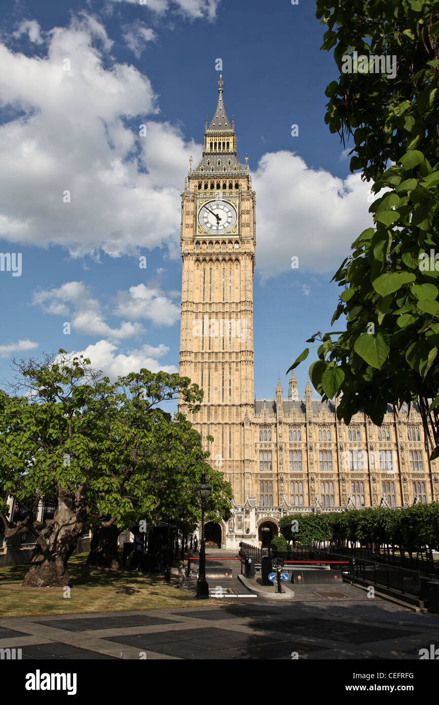 Big Ben en un día soleado, imagen icónica de Londres. Foto de stock