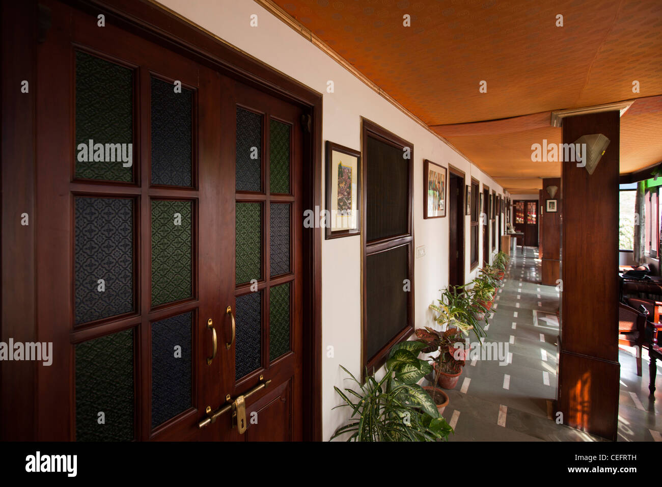 La India, Uttar Pradesh, Varanasi, Assi Ghat, Hotel Ganges patrimonio Ver alojamiento, corredor de habitaciones Foto de stock