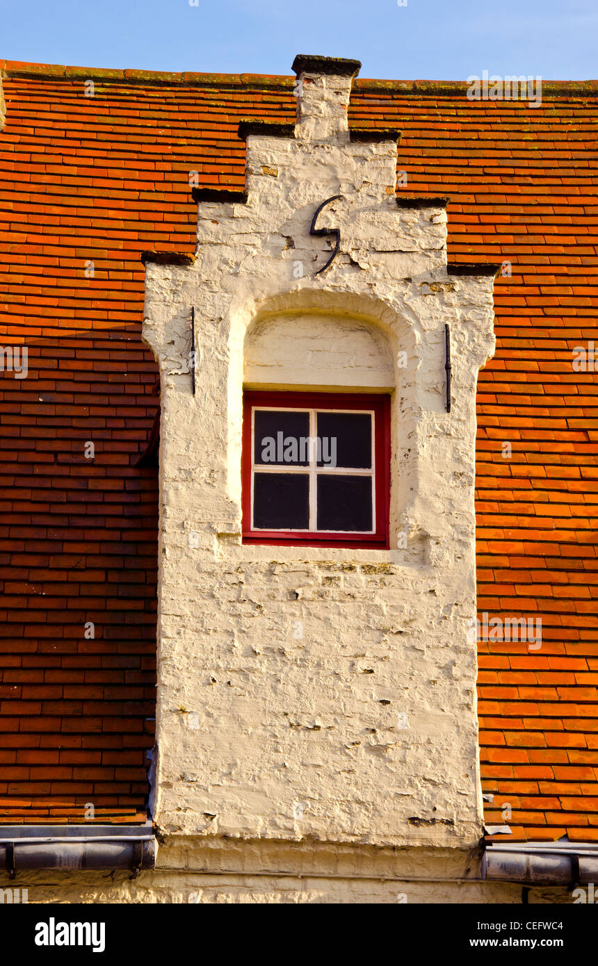 Casa histórica una ventana en Bélgica Brujas Foto de stock