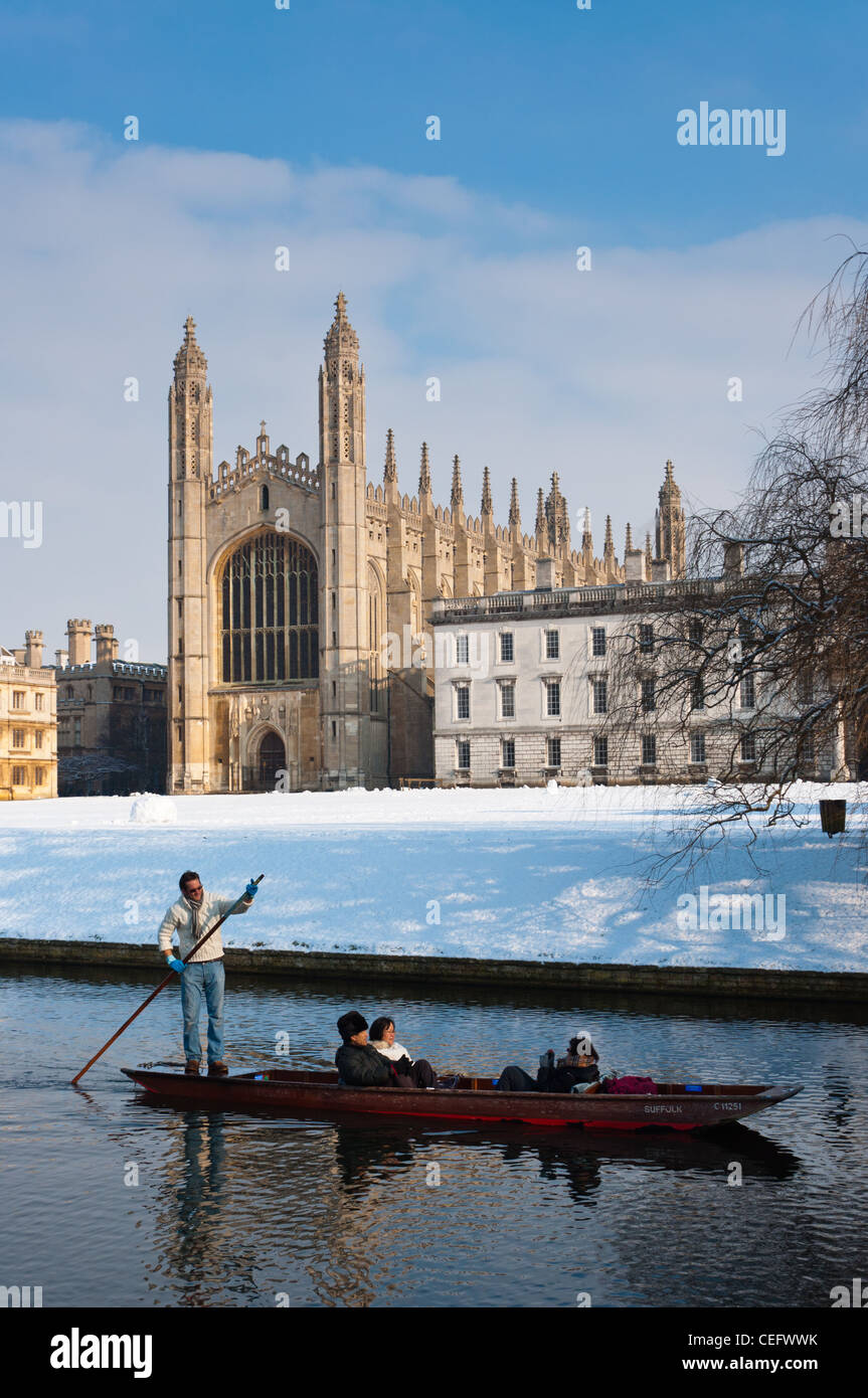 Remar a lo largo de río Cam en invierno con nieve Kings College Chapel en la parte trasera. Cambridge, Inglaterra. Foto de stock
