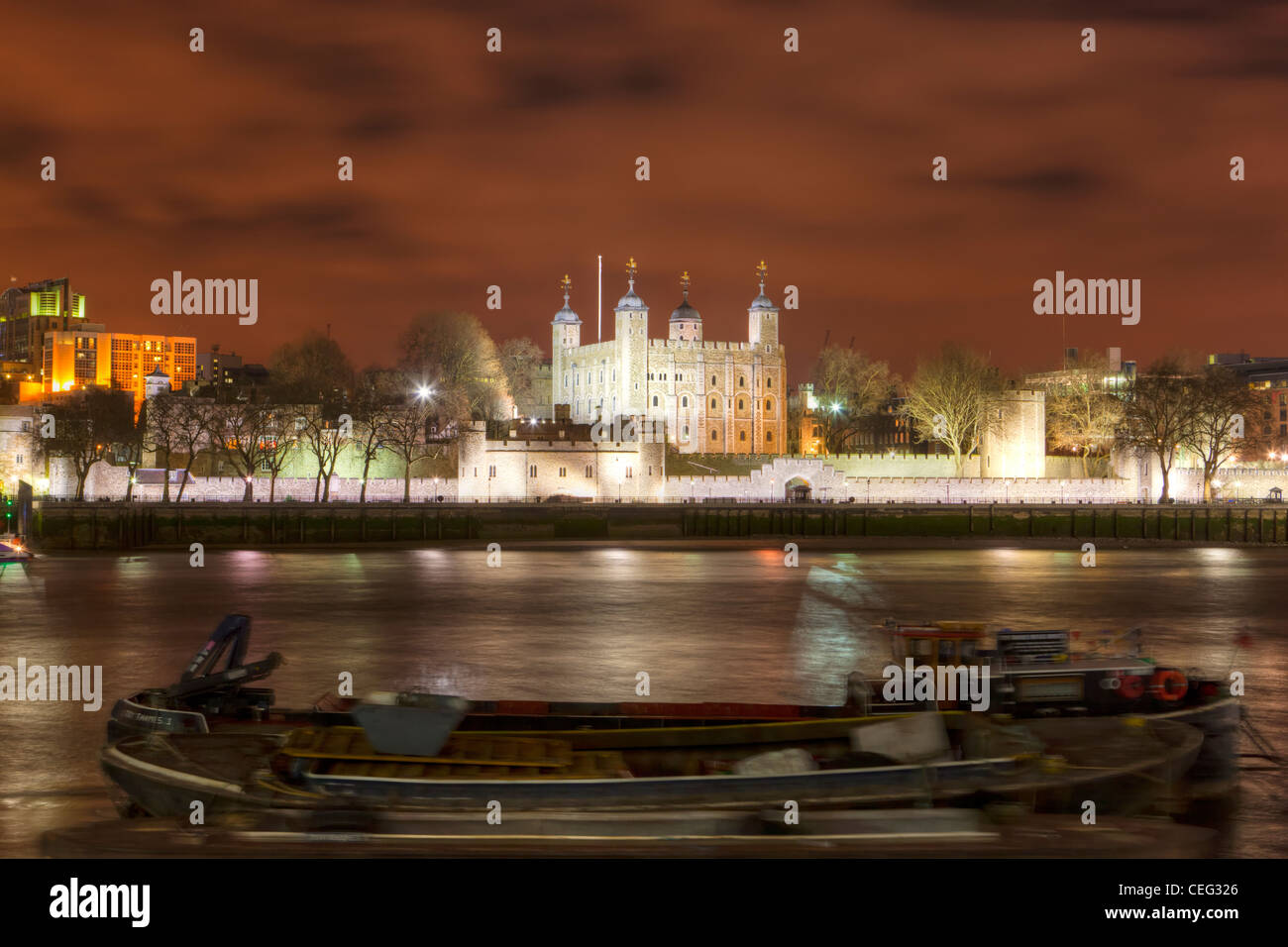 Torre de Londres por la noche, Londres, Inglaterra, Europa Foto de stock