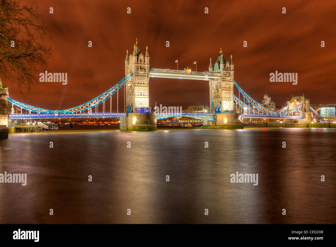 Tower Bridge sobre el río Támesis, Londres, Inglaterra, Reino Unido, Europa Foto de stock