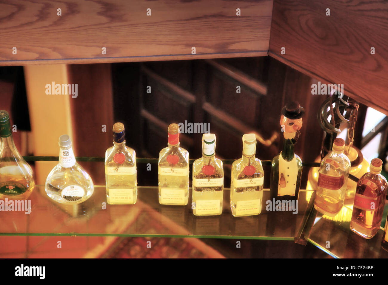 Bar mit Spiritousen, whiskey, Regal, Alkohol, Glas, Kneipe, Restaurante, Stillleben, bodegones, Schnapsflaschen, Foto de stock