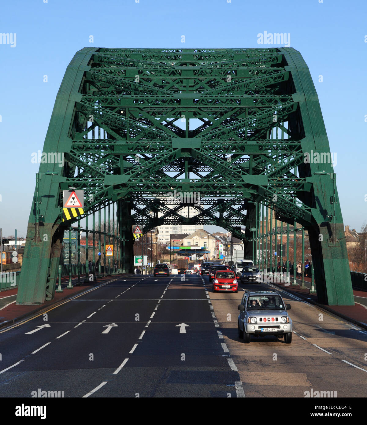 El tráfico que cruza el puente de carretera Wearmouth Sunderland del noreste de Inglaterra Foto de stock