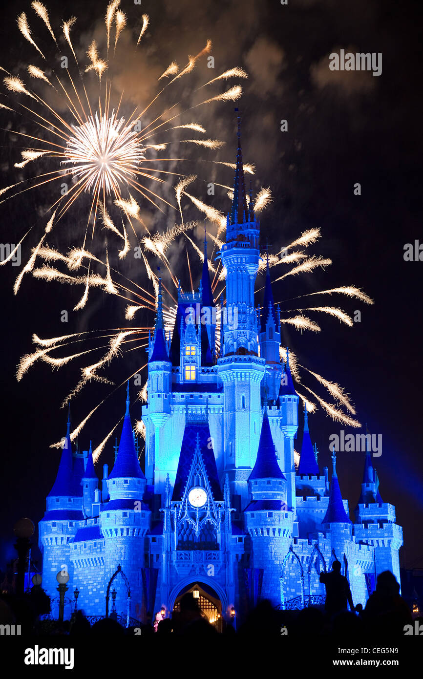 Espectáculo de fuegos artificiales sobre el Castillo de la Bella Durmiente en hora de cierre, Disneyworld, en Orlando, Florida, EE.UU. Foto de stock
