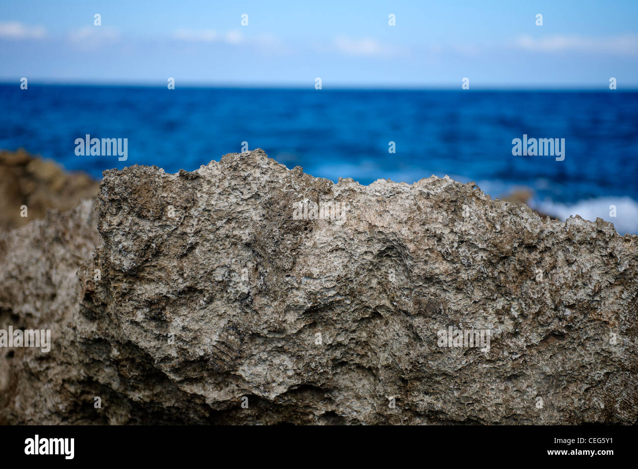 Mirando el mar desde una playa rocosa Foto de stock