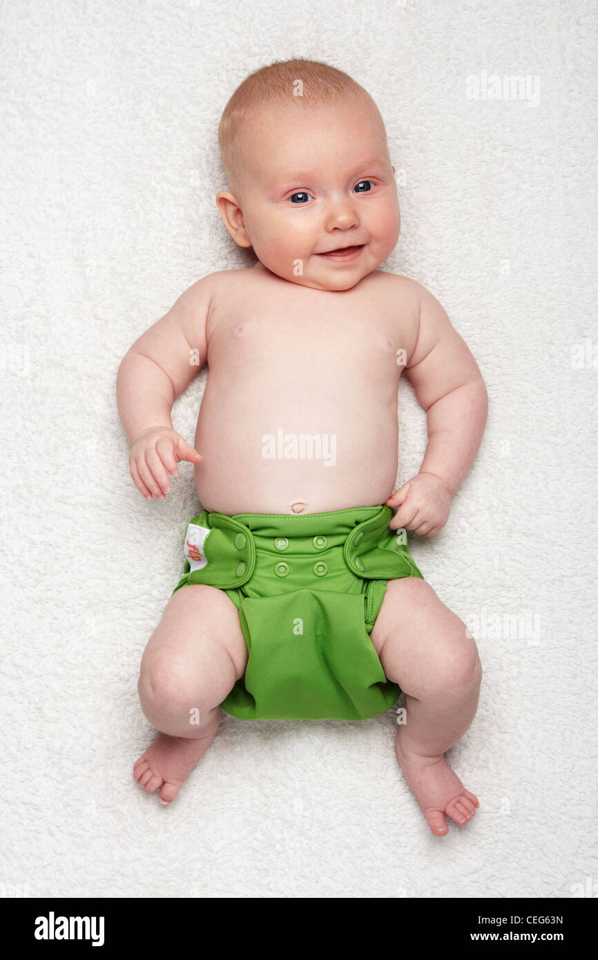 Bebé vistiendo verde pañales reutilizables / pañal (con modelo de  liberación Fotografía de stock - Alamy