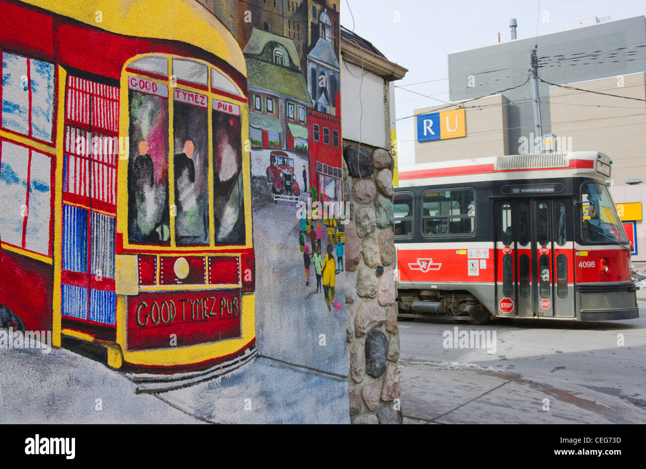 Bus rojo con un colorido mural en la calle, Toronto, Canadá Foto de stock