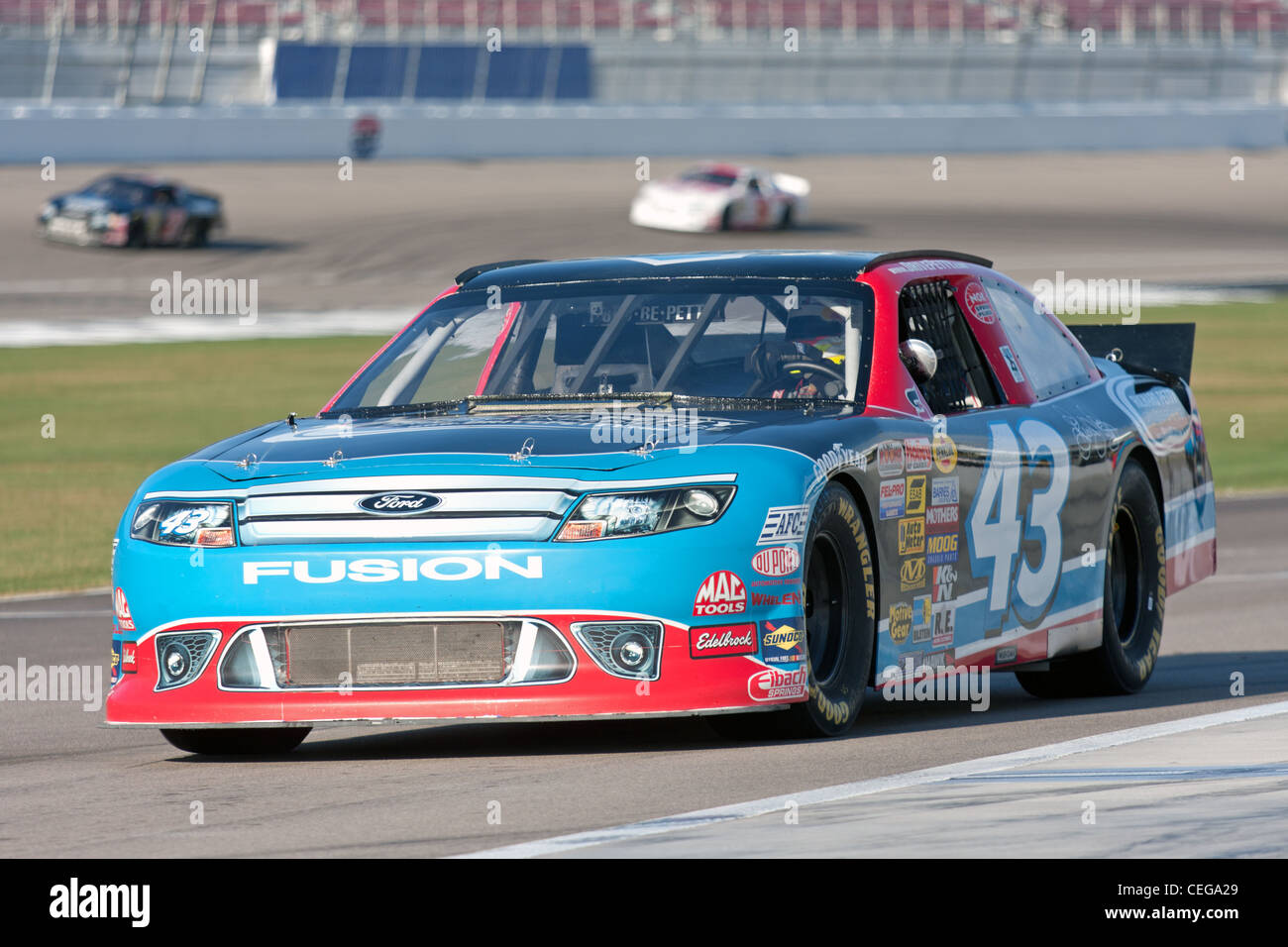 Cómo hacer un coche de la NASCAR legal para la calle