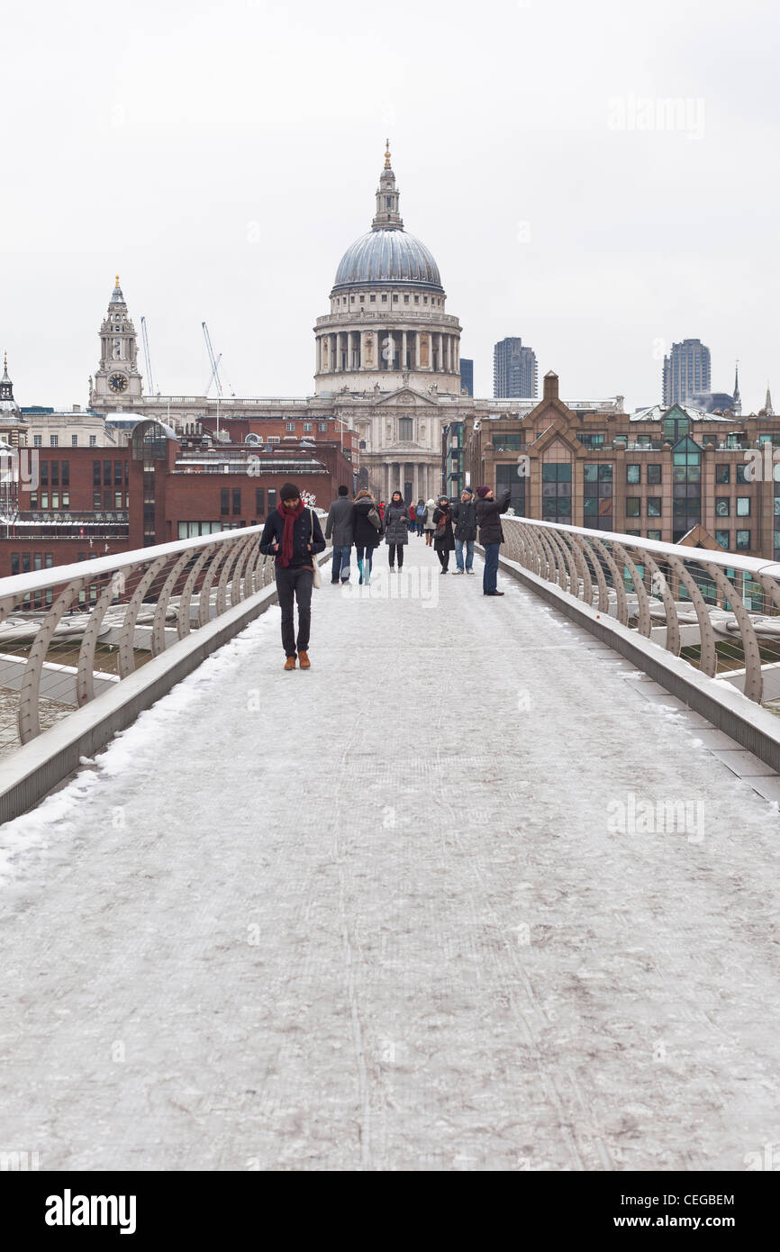 El puente del milenio con nieve, Londres, Inglaterra Foto de stock