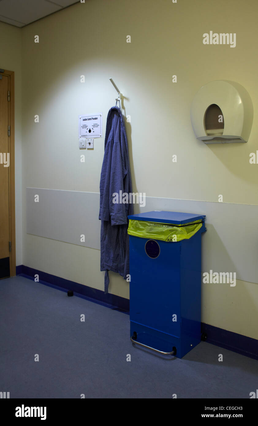 Habitación de hospital con bin y albornoz Foto de stock