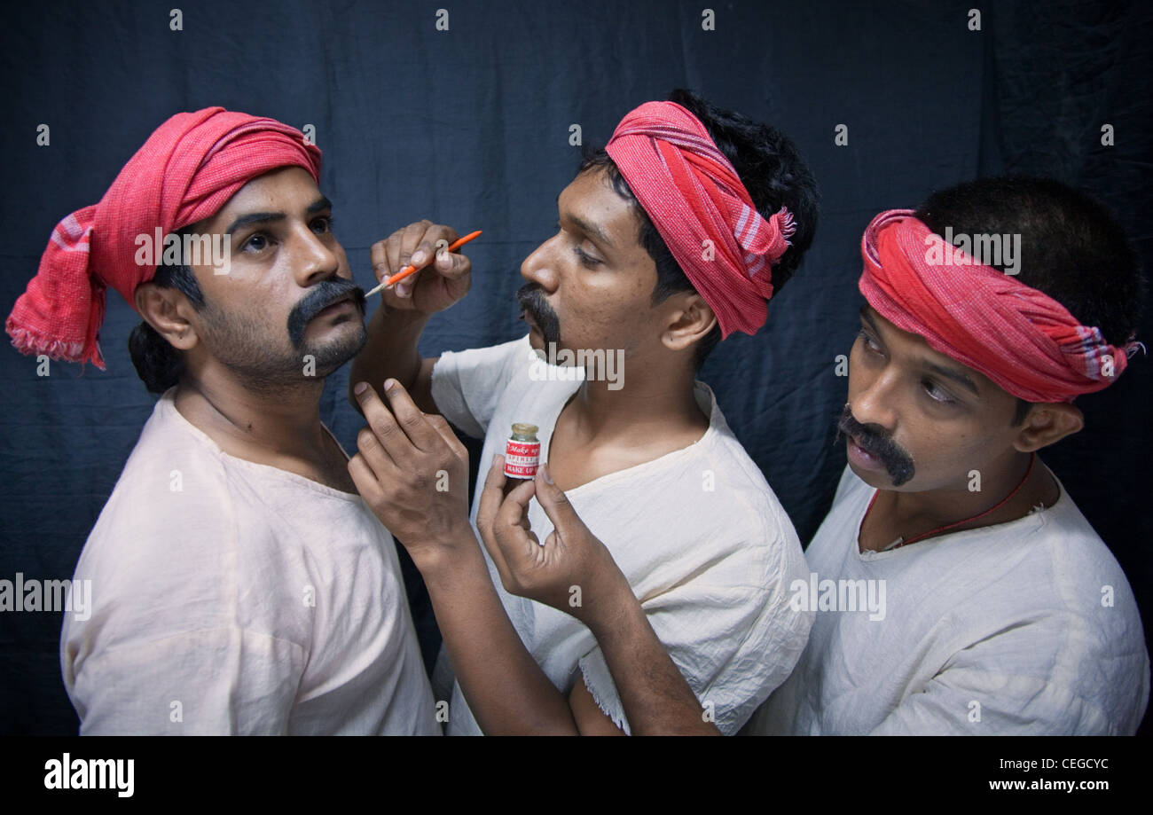 Actores que comparten maquillaje para una Koothu-P-Pattarai jugar en Chennai, India Foto de stock