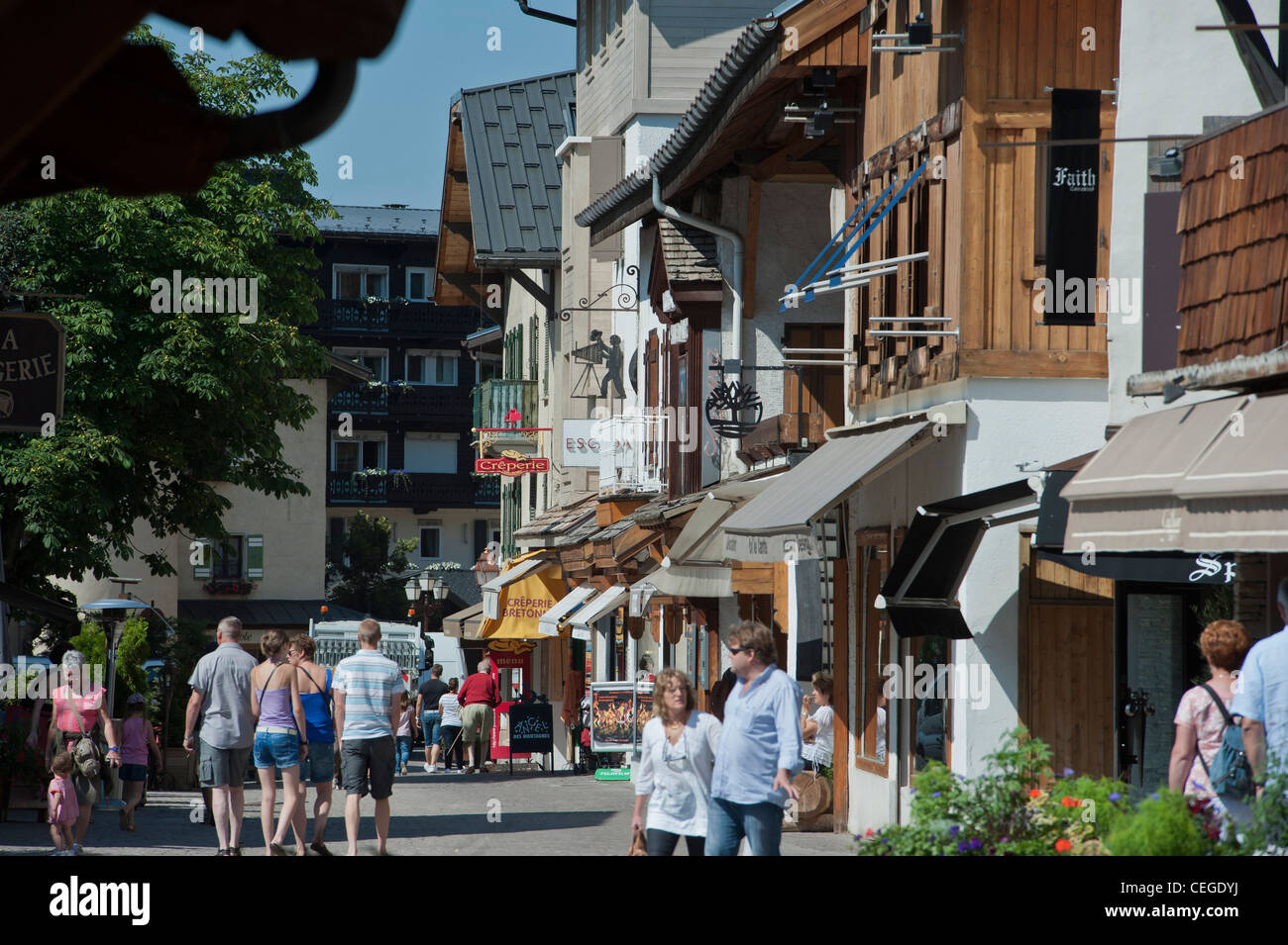 Calle comercial de Megève village. Alta Saboya Rhône-Alpes al sur-este de Francia. Foto de stock