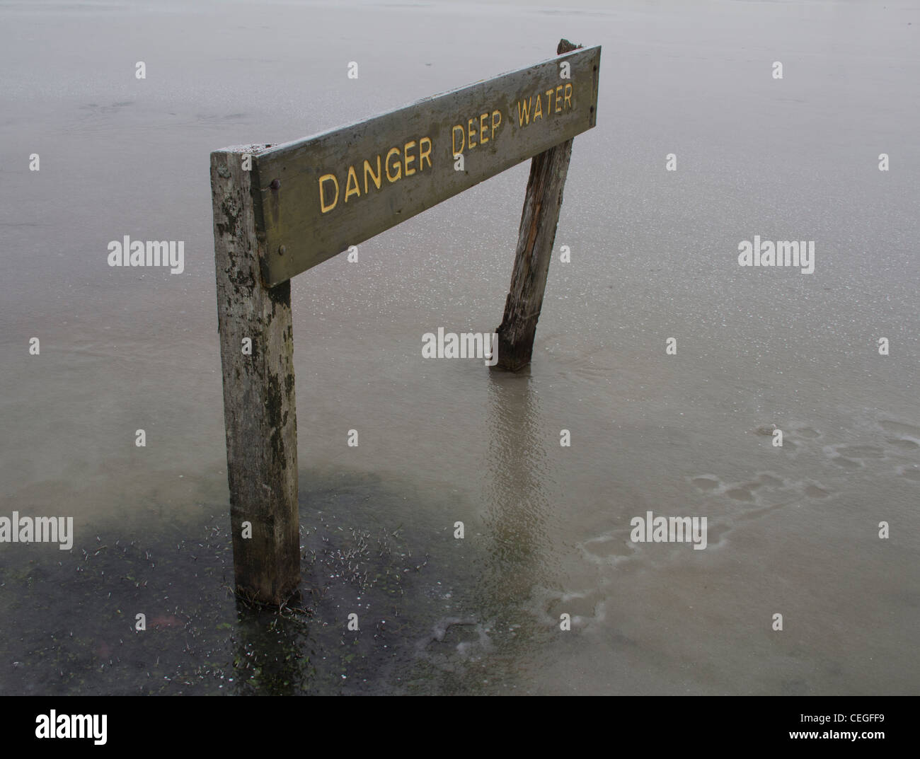 Señal de advertencia de peligro de aguas profundas para los usuarios de ocio Foto de stock