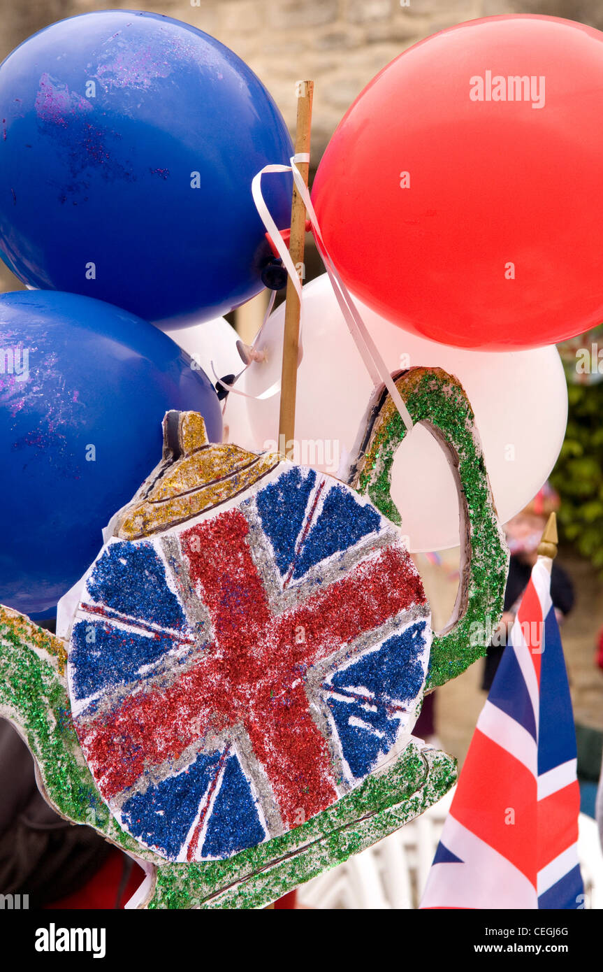 Rojo, blanco y azul globos en una tradicional fiesta en la calle, Inglaterra, Reino Unido. Foto de stock