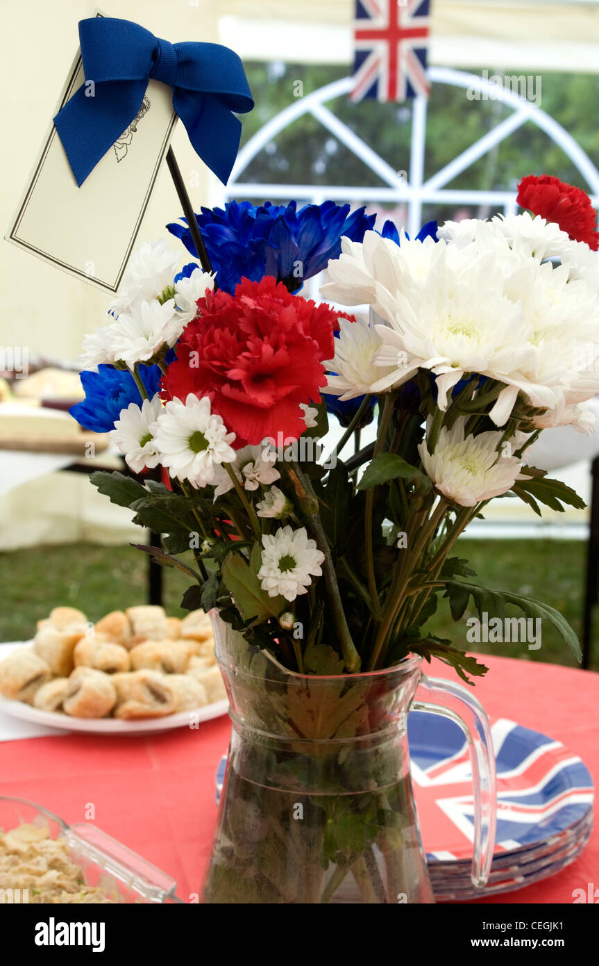 Rojo, blanco y azul decoración floral en una tradicional fiesta en la calle, Inglaterra, Reino Unido. Foto de stock