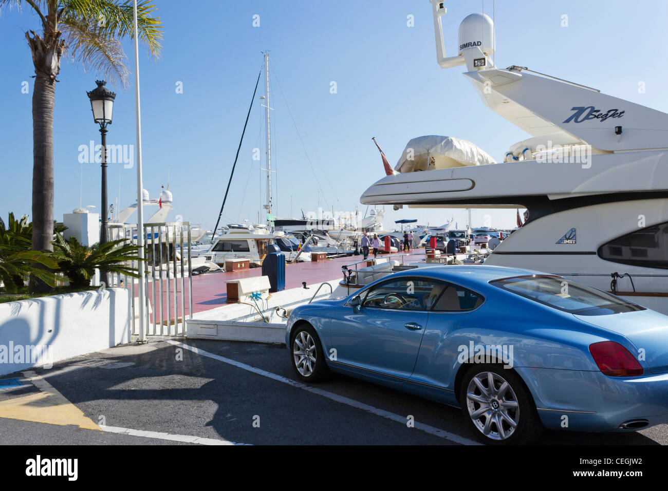Azul pálido Bentley coche aparcado en El Puerto José Banús, Marbella, Costa del Sol, Andalucía, España. Foto de stock