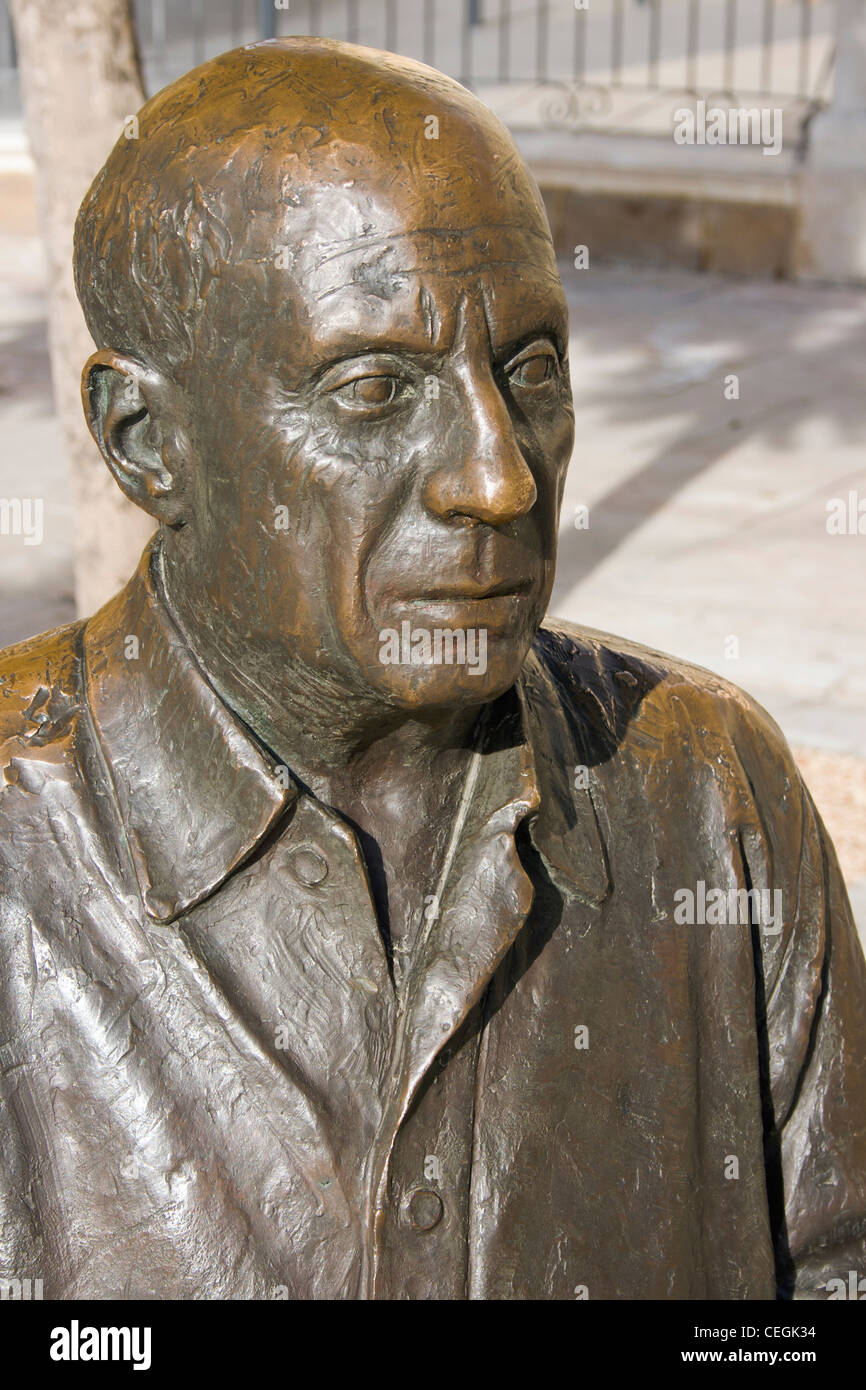 Estatua de bronce de Pablo Picasso por Francisco López, en la Plaza de la Merced, Málaga, Andalucía, España. Foto de stock