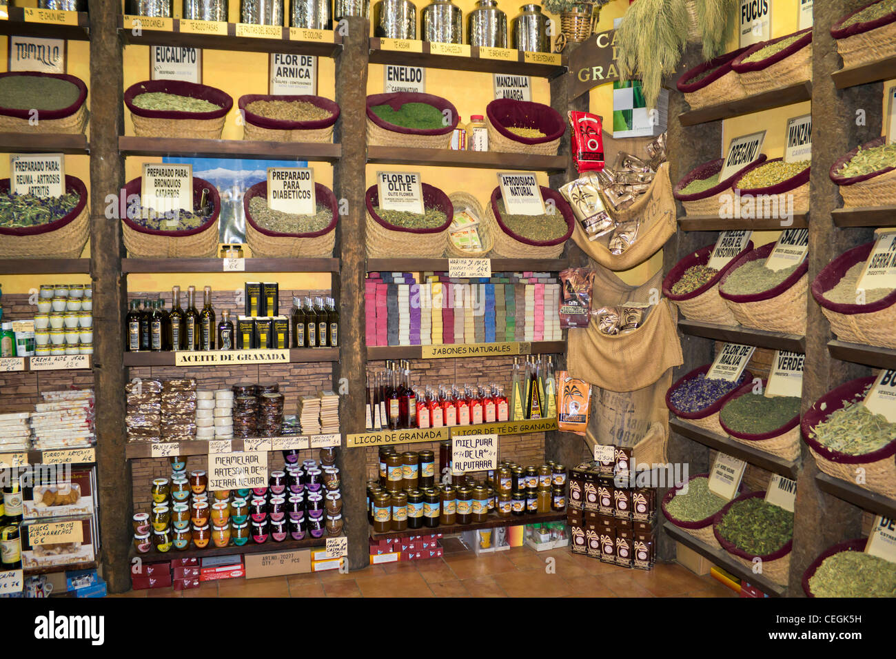Granada, Andalucía, España. Interior de la tienda de venta de té, infusiones de hierbas