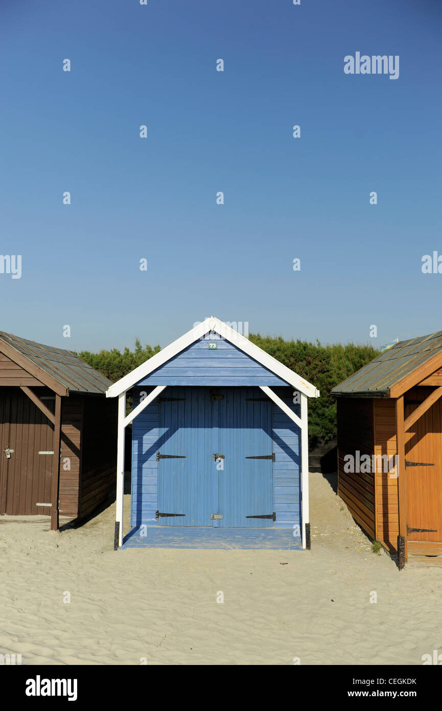 Coloridas casetas de playa, West Wittering Beach, West Sussex, Inglaterra Foto de stock