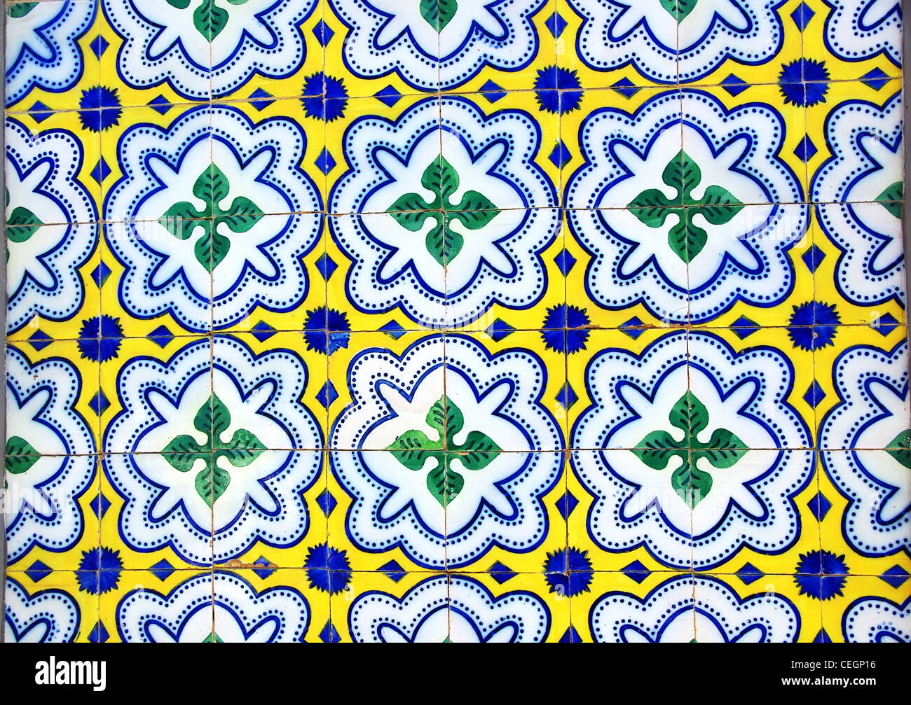 Azulejos portugueses en el viejo muro Fotografía de stock - Alamy