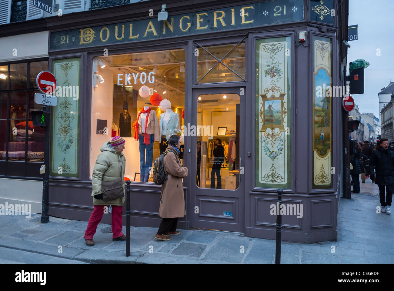 París, Francia, la mujer de escaparates, en el barrio de Le Marais, Ekyog  Boutique de ropa, en la antigua panadería francesa la ventana delantera ,  el domingo por la tarde Fotografía de
