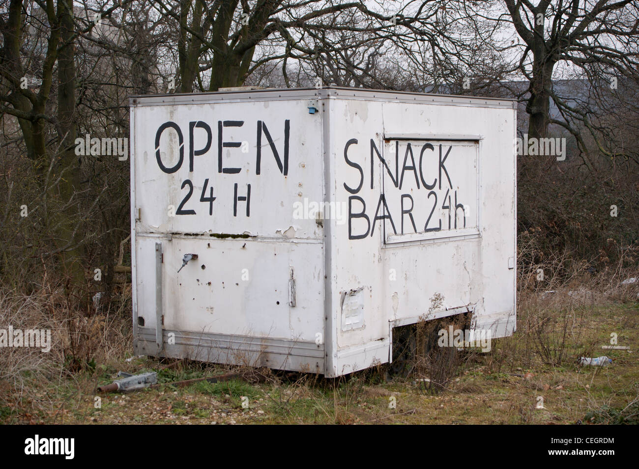 Snack bar de carretera abandonada cerca de Hatton Cross, Middlesex, Londres, Inglaterra Foto de stock