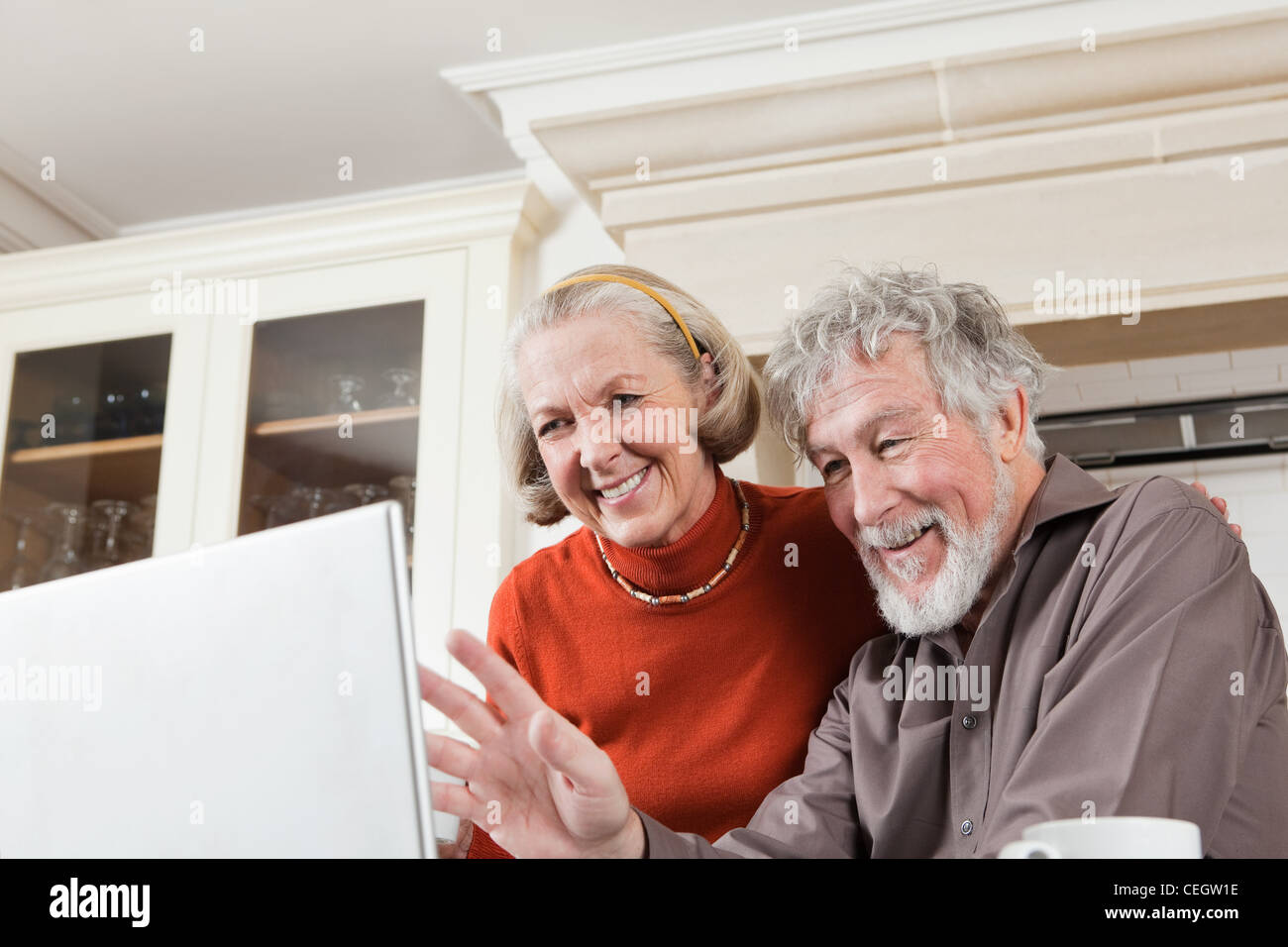 Las parejas ancianas mediante webcam en portátiles Fotografía de stock -  Alamy