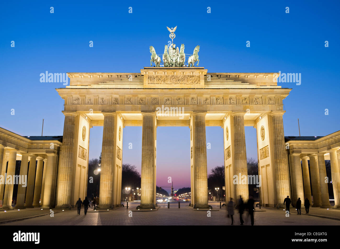 Vista de la Puerta de Brandenburgo de noche en Berlín, Alemania Foto de stock