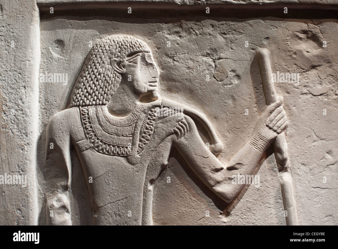 Tallas de piedra egipcia y jeroglíficos pintados Foto de stock
