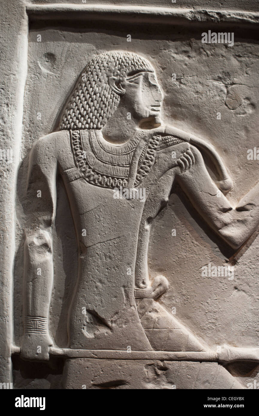 Tallas de piedra egipcia y jeroglíficos pintados Foto de stock