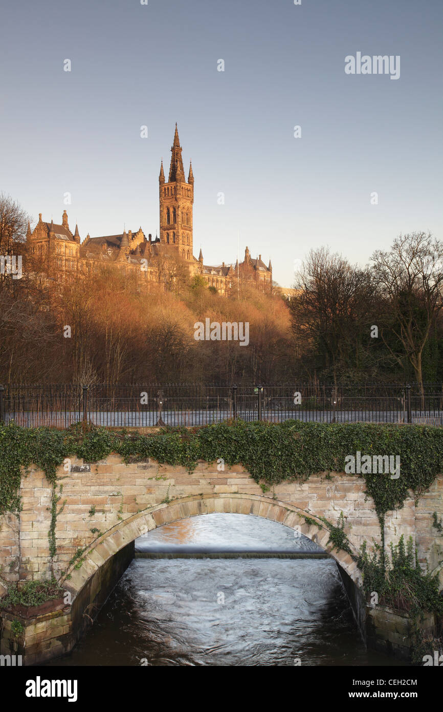 Universidad de Glasgow, fachada sur del edificio principal y Bell Tower con el río Kelvin en primer plano, Gilmorehill Campus, Escocia, Reino Unido Foto de stock