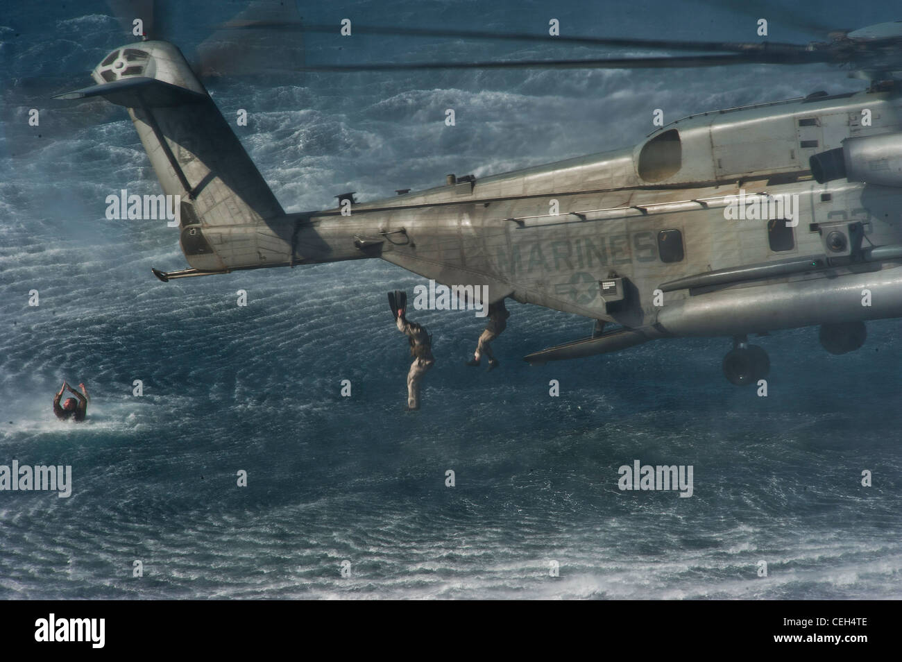 Los infantes de marina asignados a la 11ª Unidad Expedicionaria Marina realizan ejercicios de inserción desde un helicóptero CH-53E Super Stallion. El 11º MEU se embarca a bordo del buque de asalto anfibio USS Makin Island, desplegado apoyando operaciones de seguridad marítima y esfuerzos de cooperación en seguridad de teatro en el área de responsabilidad de la 5ta flota de EE.UU. Foto de stock