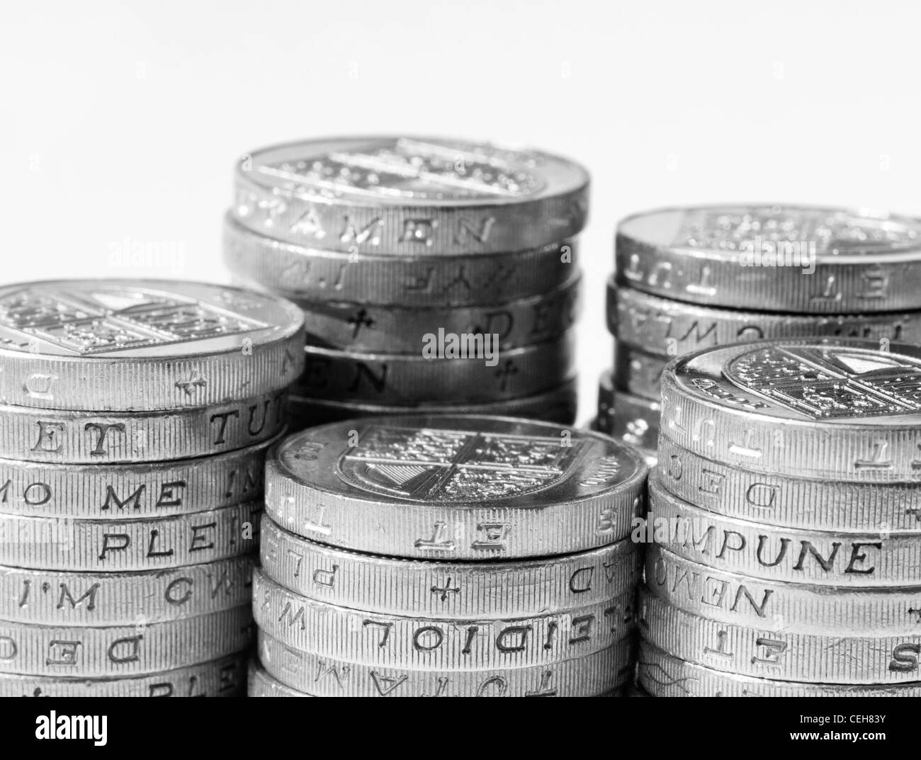 Pila de monedas del Reino Unido sobre fondo blanco. Foto de stock