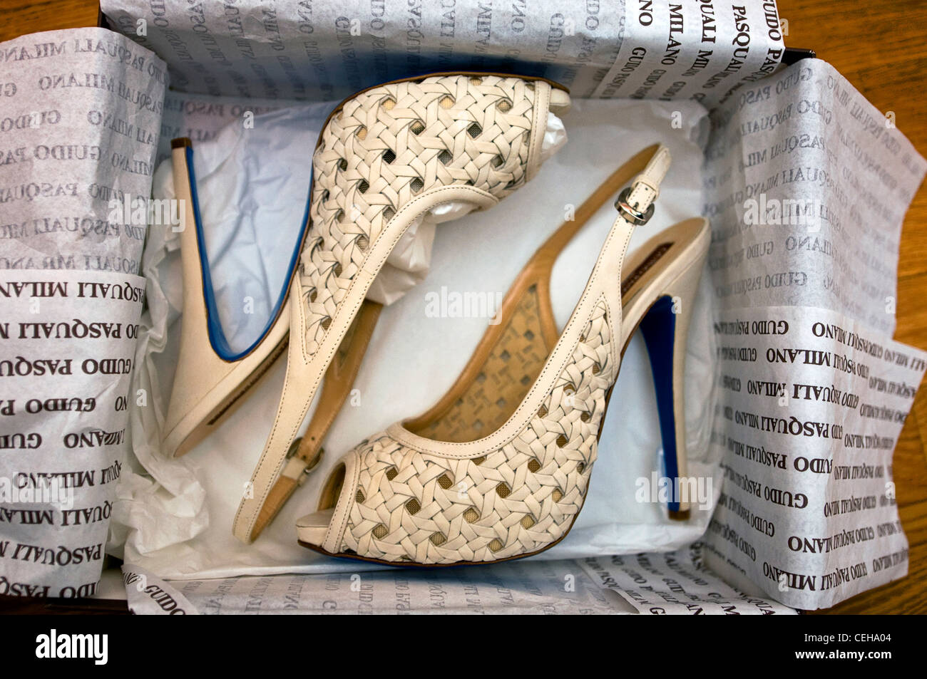 Zapatos de novia en una boda italiana Fotografía de stock - Alamy