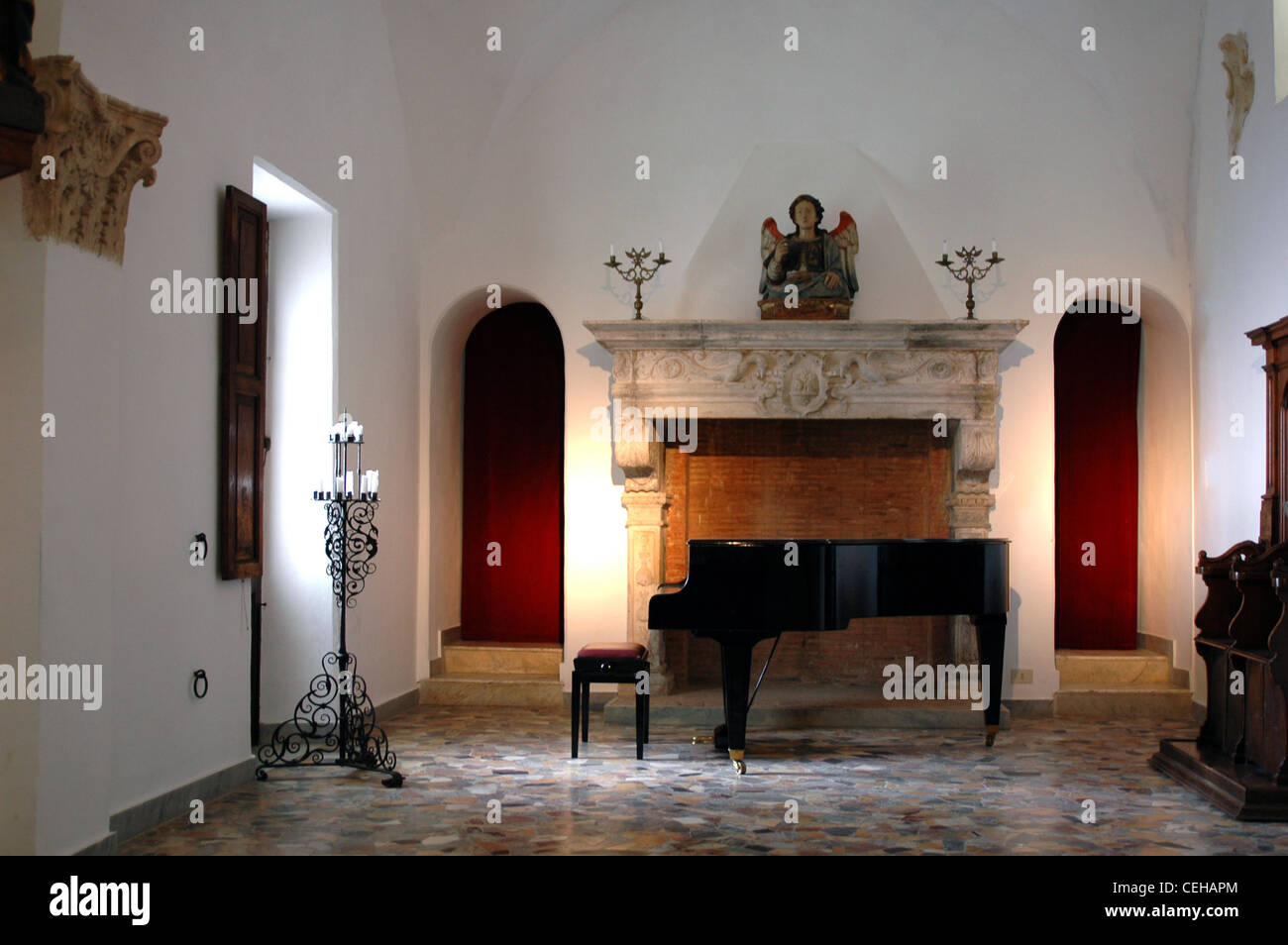Iglesia / sala de música en la Villa San Michele Capri, Nápoles, Italia Foto de stock
