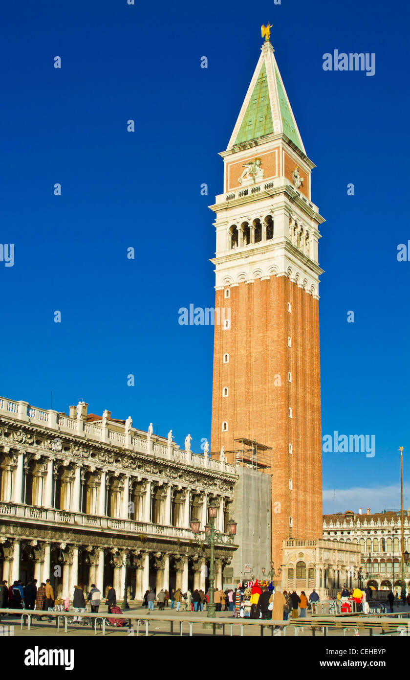 Torre de Campanile de Venecia y la biblioteca de San Marcos la plaza de San Marcos, Italia Europa ue Foto de stock